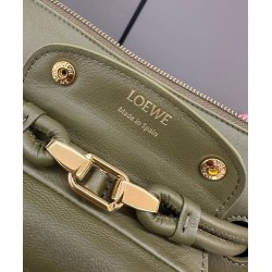 Borsa Loewe Madrid media morbida pelle di vitello oliva Borsa Loewe Madrid media morbida pelle di vitello oliva