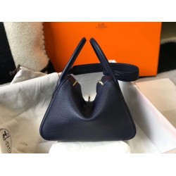 Borsa Hermes Lindy 26 cm blu navy con finiture dorate Borsa Hermes Lindy 26 cm blu navy con finiture dorate