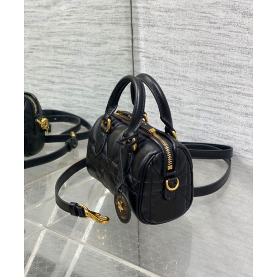 Replica Borsa Dior Groove 16 Mini Nero Riproduzione Fedele Borsa Dior Groove 16 Mini Nero imitazioni