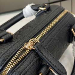 Replica Imitazione Borse con manico superiore Super Mini Gucci GG Emblem 815256 Nera Riproduzione Fedele Imitazione Borse Replica con manico superiore Super Mini Gucci GG Emblem 815256 Nera imitazioni