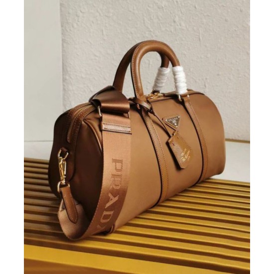 Replica fedele Borsa tote Prada Fever-Edition in nylon riciclato e Safiano Caffè Riproduzione Fedele fedele Borsa tote Prada Fever-Edition in nylon riciclato e Safiano Caffè imitazioni