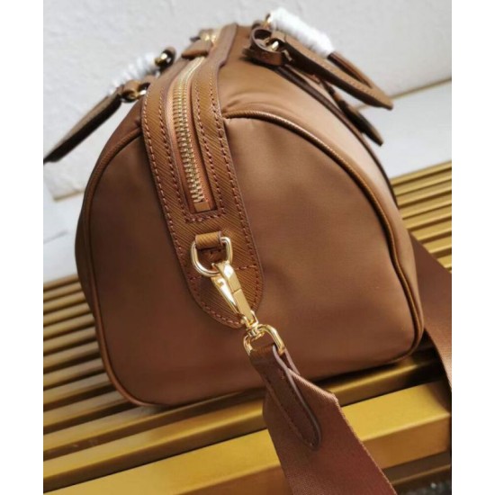 Replica fedele Borsa tote Prada Fever-Edition in nylon riciclato e Safiano Caffè Riproduzione Fedele fedele Borsa tote Prada Fever-Edition in nylon riciclato e Safiano Caffè imitazioni