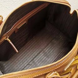 Riproduzione Fedele fedele Borsa tote Prada Fever-Edition in nylon riciclato e Safiano Caffè imitazioni