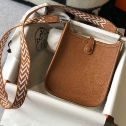 Replica Mini borsa Hermes Evelyne III TPM in pelle Clemence oro Riproduzione Fedele Mini borsa Hermes Evelyne III TPM in pelle Clemence oro imitazioni