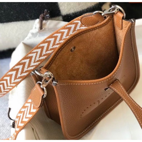Replica Mini borsa Hermes Evelyne III TPM in pelle Clemence oro Riproduzione Fedele Mini borsa Hermes Evelyne III TPM in pelle Clemence oro imitazioni