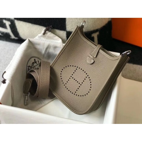 Replica Mini borsa Hermes Evelyne III TPM in pelle Clemence color talpa Riproduzione Fedele Mini borsa Hermes Evelyne III TPM in pelle Clemence color talpa imitazioni