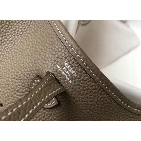 Replica Mini borsa Hermes Evelyne III TPM in pelle Clemence color talpa Riproduzione Fedele Mini borsa Hermes Evelyne III TPM in pelle Clemence color talpa imitazioni