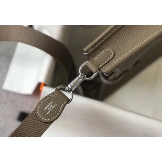 Replica Mini borsa Hermes Evelyne III TPM in pelle Clemence color talpa Riproduzione Fedele Mini borsa Hermes Evelyne III TPM in pelle Clemence color talpa imitazioni
