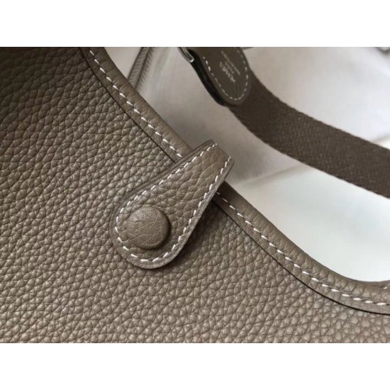 Replica Mini borsa Hermes Evelyne III TPM in pelle Clemence color talpa Riproduzione Fedele Mini borsa Hermes Evelyne III TPM in pelle Clemence color talpa imitazioni