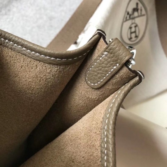 Replica Mini borsa Hermes Evelyne III TPM in pelle Clemence color talpa Riproduzione Fedele Mini borsa Hermes Evelyne III TPM in pelle Clemence color talpa imitazioni