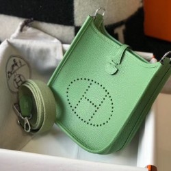Replica Mini borsa Hermes Evelyne III TPM in pelle Clemence verde criquet Riproduzione Fedele Mini borsa Hermes Evelyne III TPM in pelle Clemence verde criquet imitazioni
