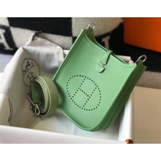 Replica Mini borsa Hermes Evelyne III TPM in pelle Clemence verde criquet Riproduzione Fedele Mini borsa Hermes Evelyne III TPM in pelle Clemence verde criquet imitazioni