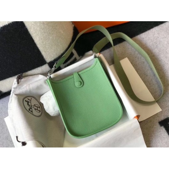 Replica Mini borsa Hermes Evelyne III TPM in pelle Clemence verde criquet Riproduzione Fedele Mini borsa Hermes Evelyne III TPM in pelle Clemence verde criquet imitazioni