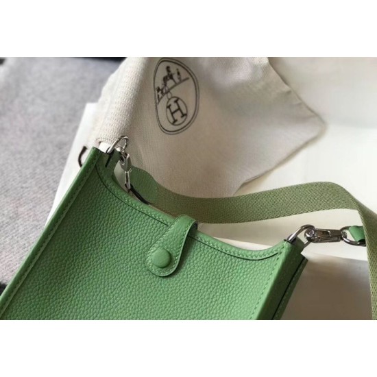 Replica Mini borsa Hermes Evelyne III TPM in pelle Clemence verde criquet Riproduzione Fedele Mini borsa Hermes Evelyne III TPM in pelle Clemence verde criquet imitazioni