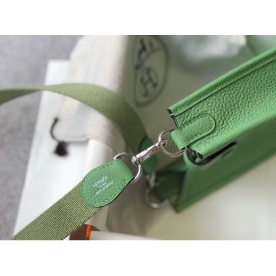 Replica Mini borsa Hermes Evelyne III TPM in pelle Clemence verde criquet Riproduzione Fedele Mini borsa Hermes Evelyne III TPM in pelle Clemence verde criquet imitazioni