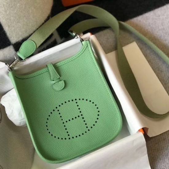 Replica Mini borsa Hermes Evelyne III TPM in pelle Clemence verde criquet Riproduzione Fedele Mini borsa Hermes Evelyne III TPM in pelle Clemence verde criquet imitazioni