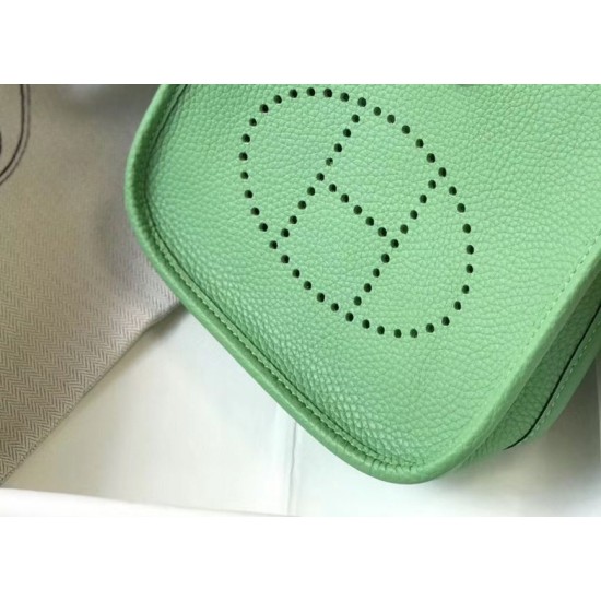 Replica Mini borsa Hermes Evelyne III TPM in pelle Clemence verde criquet Riproduzione Fedele Mini borsa Hermes Evelyne III TPM in pelle Clemence verde criquet imitazioni