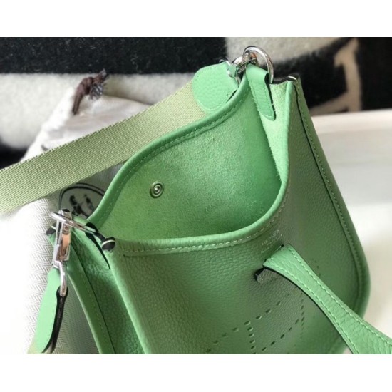 Replica Mini borsa Hermes Evelyne III TPM in pelle Clemence verde criquet Riproduzione Fedele Mini borsa Hermes Evelyne III TPM in pelle Clemence verde criquet imitazioni
