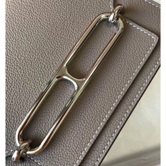 Replica Mini borsa Hermes Sac Roulis in pelle di vitello Evercolor grigia Riproduzione Fedele Mini borsa Hermes Sac Roulis in pelle di vitello Evercolor grigia imitazioni