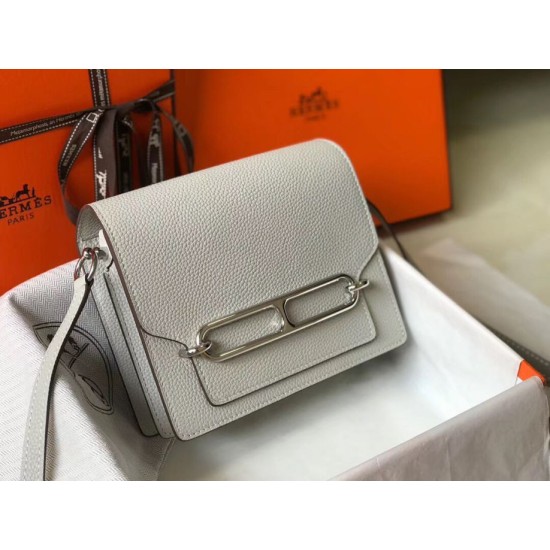 Replica Mini borsa Hermes Sac Roulis in pelle di vitello Evercolor grigio perla Riproduzione Fedele Mini borsa Hermes Sac Roulis in pelle di vitello Evercolor grigio perla imitazioni
