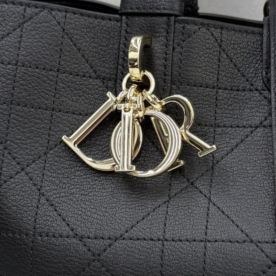 Replica Borsa Dior Toujours Media/Grande pelle di vitello Macrocannage nera Imitazioni Replica Borsa Dior Toujours Media/Grande pelle di vitello Macrocannage nera
