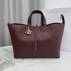 Borsa Dior Toujours Media/Grande pelle di vitello Macrocannage Borgogna