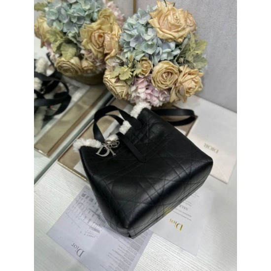 Replica Borsa tote DiorAlps piccola/media Dior Toujours Vertical con impunture Macrocannage e finiture in lana nero