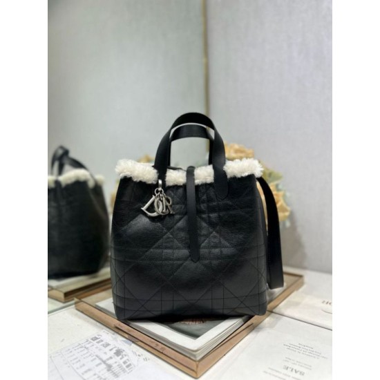 Replica Borsa tote DiorAlps piccola/media Dior Toujours Vertical con impunture Macrocannage e finiture in lana nero