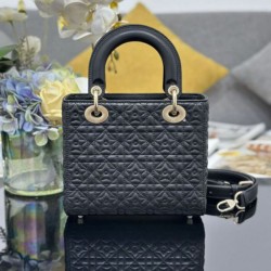 Replica Borse Dior Cannage Lucky Star Studded Mini Lady Dior con ciondoli D.I.O.R. nero Imitazioni Replica Borse Dior Cannage Lucky Star Studded Mini Lady Dior con ciondoli D.I.O.R. nero