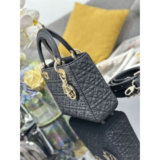 Replica Borse Dior Cannage Lucky Star Studded Mini Lady Dior con ciondoli D.I.O.R. nero Imitazioni Replica Borse Dior Cannage Lucky Star Studded Mini Lady Dior con ciondoli D.I.O.R. nero