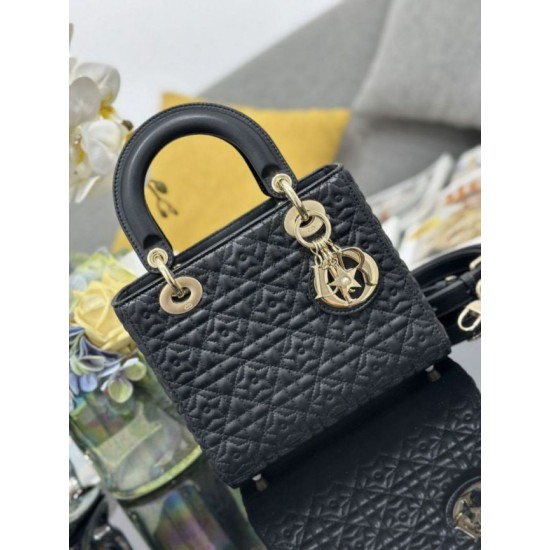 Replica Borse Dior Cannage Lucky Star Studded Mini Lady Dior con ciondoli D.I.O.R. nero Imitazioni Replica Borse Dior Cannage Lucky Star Studded Mini Lady Dior con ciondoli D.I.O.R. nero