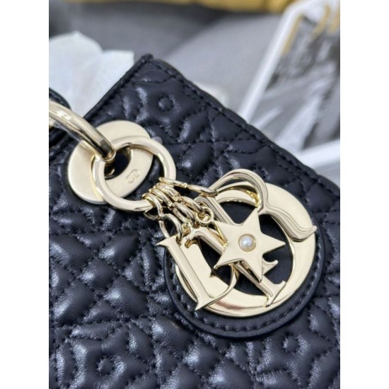 Replica Borse Dior Cannage Lucky Star Studded Mini Lady Dior con ciondoli D.I.O.R. nero Imitazioni Replica Borse Dior Cannage Lucky Star Studded Mini Lady Dior con ciondoli D.I.O.R. nero