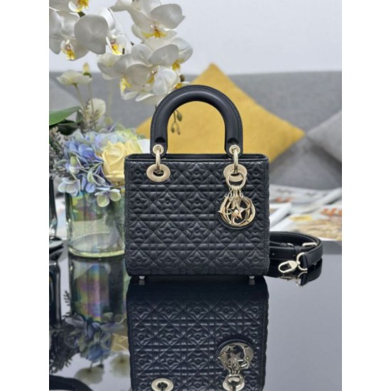 Replica Borse Dior Cannage Lucky Star Studded Mini Lady Dior con ciondoli D.I.O.R. nero Imitazioni Replica Borse Dior Cannage Lucky Star Studded Mini Lady Dior con ciondoli D.I.O.R. nero