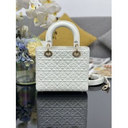 Borsa Dior Cannage Lucky Star Studded Mini Lady Dior con ciondoli D.I.O.R. Bianca Borsa Dior Cannage Lucky Star Studded Mini Lady Dior con ciondoli D.I.O.R. Bianca
