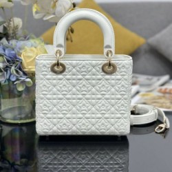 Replica Borsa Dior Cannage Lucky Star Studded Mini Lady Dior con ciondoli D.I.O.R. Bianca Imitazioni Replica Borsa Dior Cannage Lucky Star Studded Mini Lady Dior con ciondoli D.I.O.R. Bianca
