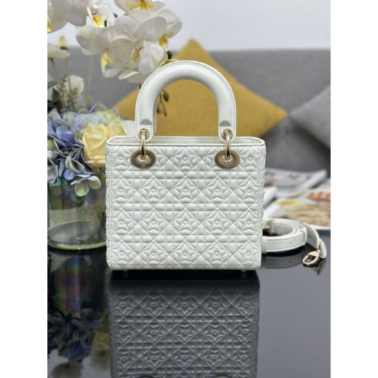 Replica Borsa Dior Cannage Lucky Star Studded Mini Lady Dior con ciondoli D.I.O.R. Bianca Imitazioni Replica Borsa Dior Cannage Lucky Star Studded Mini Lady Dior con ciondoli D.I.O.R. Bianca