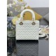 Replica Borsa Dior Cannage Lucky Star Studded Mini Lady Dior con ciondoli D.I.O.R. Bianca Imitazioni Replica Borsa Dior Cannage Lucky Star Studded Mini Lady Dior con ciondoli D.I.O.R. Bianca