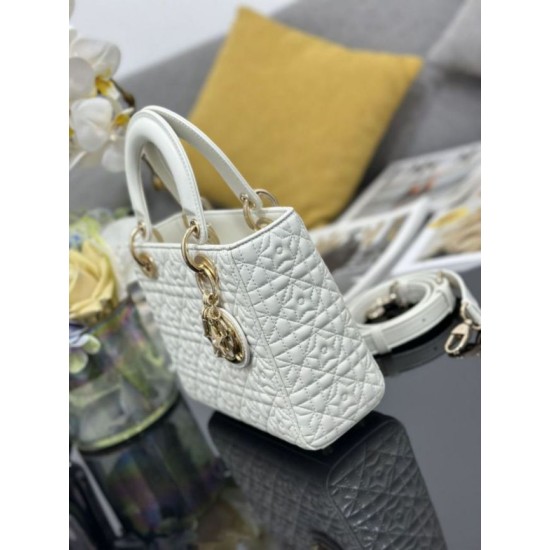 Replica Borsa Dior Cannage Lucky Star Studded Mini Lady Dior con ciondoli D.I.O.R. Bianca Imitazioni Replica Borsa Dior Cannage Lucky Star Studded Mini Lady Dior con ciondoli D.I.O.R. Bianca