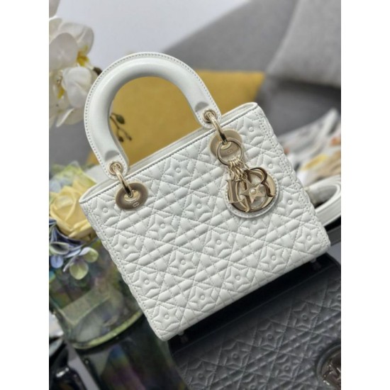 Replica Borsa Dior Cannage Lucky Star Studded Mini Lady Dior con ciondoli D.I.O.R. Bianca Imitazioni Replica Borsa Dior Cannage Lucky Star Studded Mini Lady Dior con ciondoli D.I.O.R. Bianca