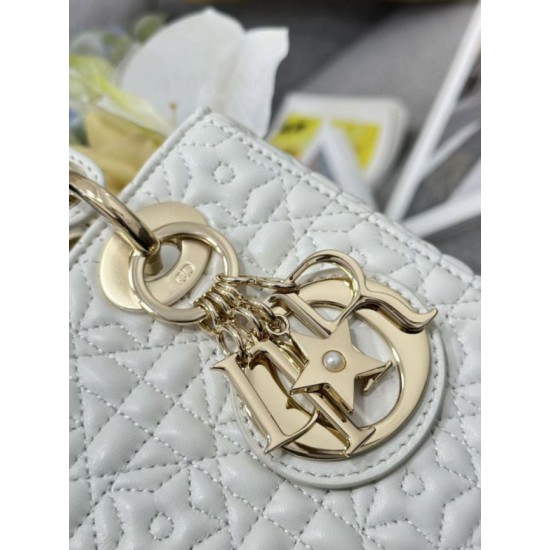 Replica Borsa Dior Cannage Lucky Star Studded Mini Lady Dior con ciondoli D.I.O.R. Bianca Imitazioni Replica Borsa Dior Cannage Lucky Star Studded Mini Lady Dior con ciondoli D.I.O.R. Bianca