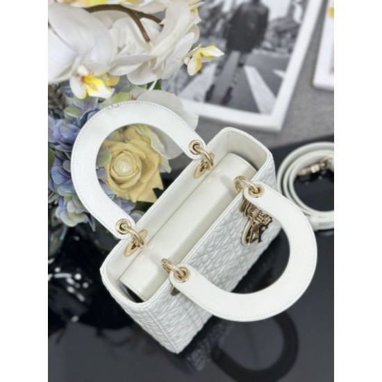 Replica Borsa Dior Cannage Lucky Star Studded Mini Lady Dior con ciondoli D.I.O.R. Bianca Imitazioni Replica Borsa Dior Cannage Lucky Star Studded Mini Lady Dior con ciondoli D.I.O.R. Bianca