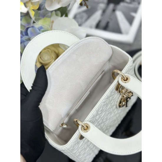 Replica Borsa Dior Cannage Lucky Star Studded Mini Lady Dior con ciondoli D.I.O.R. Bianca Imitazioni Replica Borsa Dior Cannage Lucky Star Studded Mini Lady Dior con ciondoli D.I.O.R. Bianca
