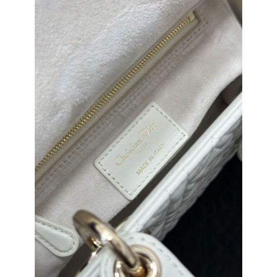Replica Borsa Dior Cannage Lucky Star Studded Mini Lady Dior con ciondoli D.I.O.R. Bianca Imitazioni Replica Borsa Dior Cannage Lucky Star Studded Mini Lady Dior con ciondoli D.I.O.R. Bianca