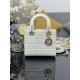 Replica Borsa Dior Cannage Lucky Star Studded Mini Lady Dior con ciondoli D.I.O.R. Bianca Imitazioni Replica Borsa Dior Cannage Lucky Star Studded Mini Lady Dior con ciondoli D.I.O.R. Bianca