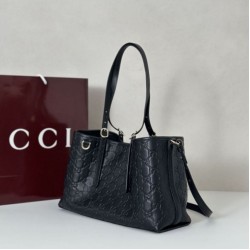 Replica Borse tote media Gucci 815214 GG Emblem pelle goffrata nera Imitazioni Replica Borse tote media Gucci 815214 GG Emblem pelle goffrata nera