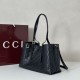 Replica Borse tote media Gucci 815214 GG Emblem pelle goffrata nera Imitazioni Replica Borse tote media Gucci 815214 GG Emblem pelle goffrata nera
