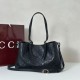 Replica Borse tote media Gucci 815214 GG Emblem pelle goffrata nera Imitazioni Replica Borse tote media Gucci 815214 GG Emblem pelle goffrata nera
