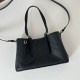 Replica Borse tote media Gucci 815214 GG Emblem pelle goffrata nera Imitazioni Replica Borse tote media Gucci 815214 GG Emblem pelle goffrata nera