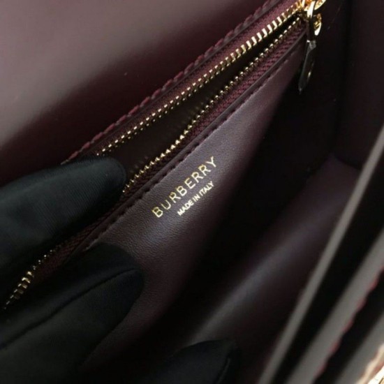 Replica Borsa TB piccola in pelle di agnello con monogramma trapuntato rossa Outlet Borsa TB piccola in pelle di agnello con monogramma trapuntato rossa imitazioni perfette