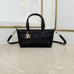 Borsa Dior Toujours con tracolla in pelle di vitello Macrocannage